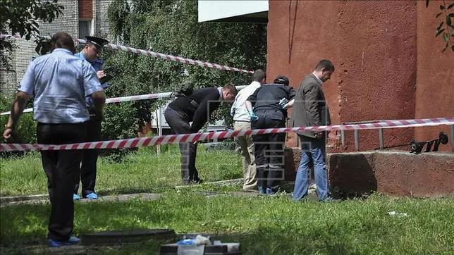 La policía ucraniana recoge muestras en la zona en la que ayer se produjo la explosión de una bomba en Lviv (Ucrania)