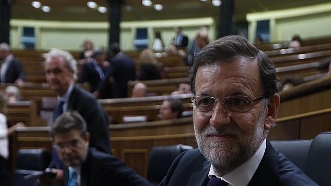 Rajoy acaba la sesión matinal del Congreso haciéndose «selfies»