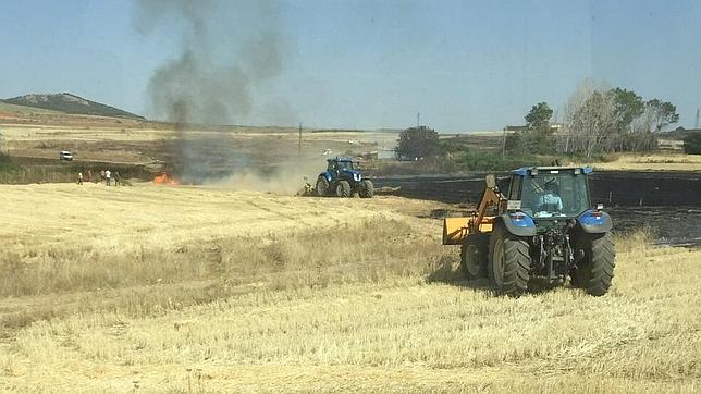 Tractoristas de Totanés sofocan otro incendio de pastos en Polán