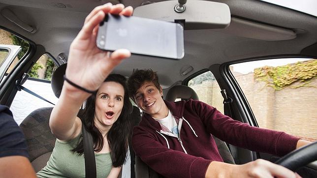 Los jóvenes conductores sufren mayores distracciones tecnológicas