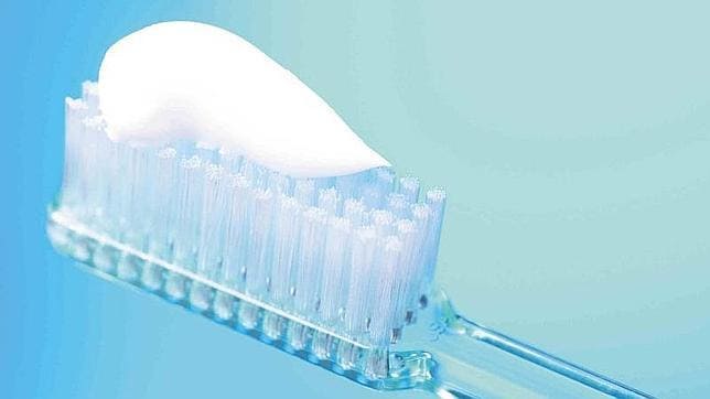 Un cepillo dental con pasta, necesario para mantener la higiene bucal