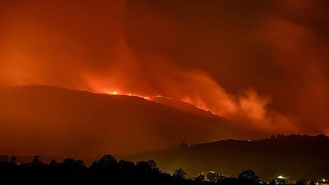 Un fuego forestal en Calvos de Randín arrasa 150 hectáreas de parque natural