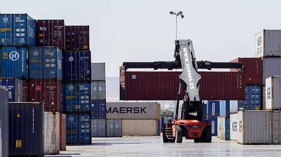 El déficit comercial baja un 9,3% gracias a las exportaciones