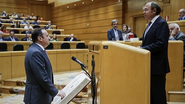 El nuevo senador de Podemos toma posesión entre los abucheos del PP