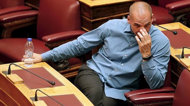 Varufakis da la espalda a Tsipras y vota en contra de la aprobación de medidas para el tercer rescate