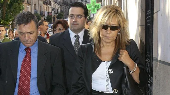 Rosario Arévalo (d), Ángel Padrino (i) y Sergio David González (detrás), a su llegada al juzgado Sigüenza en 2008