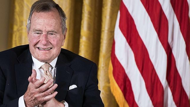 George H. W. Bush seguirá hospitalizado tras fracturarse una vértebra