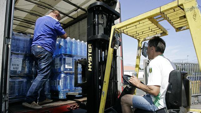 Cuatro camiones reparten 50.000 litros de agua entre los vecinos de Ferrol