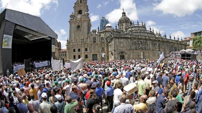 Miles de ganaderos se manifiestan en Santiago contra los precios de la leche