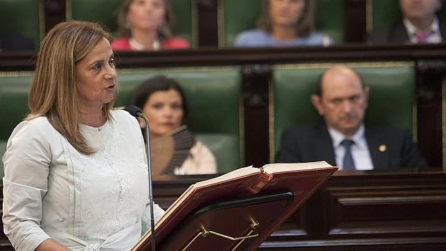 La nueva presidenta de la Diputación de Pontevedra, Carmela Silva, jurando su cargo