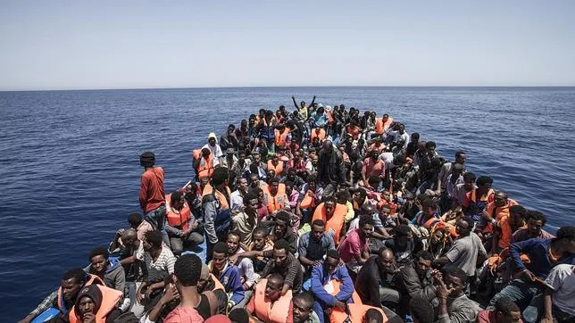 Los traficantes que gobernaban la embarcación decidieron tirar la insulina de la niña siria por la borda