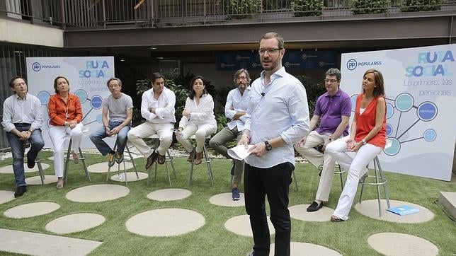 El PP apuesta por «menos corbatas y más calle»