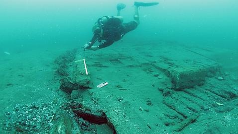 Frederick Hanselmann buceando sobre el pecio del Encarnación