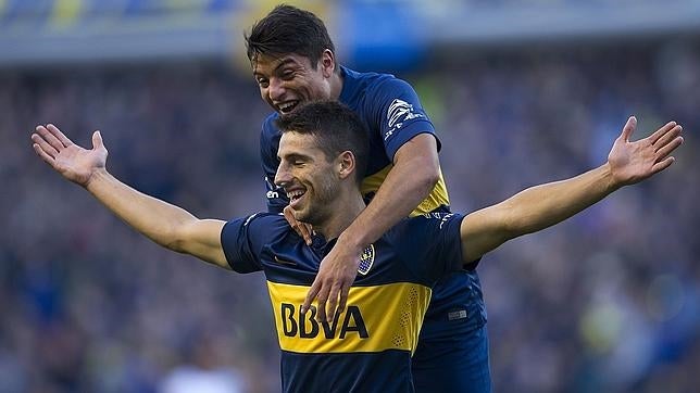 Palacios abraza a Calleri para celebrar el increíble tanto