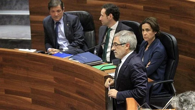 Llamazares, antes de intervenir en el Parlamento asturiano, observado por Fernández