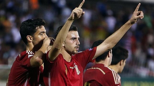 Mayoral celebra el primer gol de España con sus compañeros