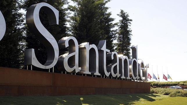 Rótulo a las puertas de la Ciudad Financiera del Banco Santander