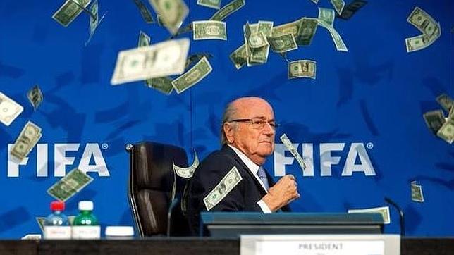 Lanzan billetes a Blatter durante una rueda de prensa