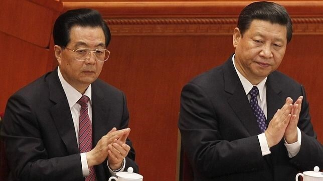 El expresidente chino, Hu Jintao (izquierda) junto al actual presidente, Xi Jinping (derecha) en una fotografía de 2013