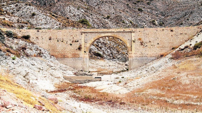 La pertinaz sequía fuerza a establecer los primeros cortes de agua en la Marina Alta