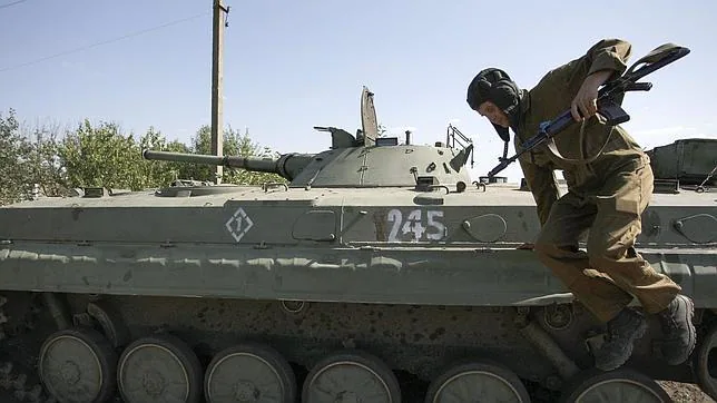 Un separatista prorruso salda desde un vehículo militar en Novolaspa, tras el anuncio de repliegue de armamento pesado de los rebeldes