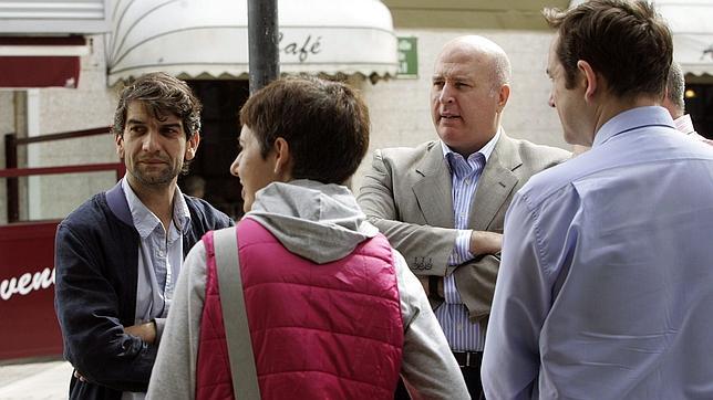 De frente, el alcalde de Ferrol, Jorge Suárez, junto al gerente de Emafesa