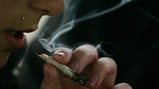 Una joven fumando cannabis