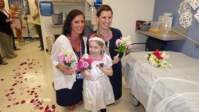 La emotiva boda de una niña de 4 años con leucemia y su enfermero del hospital