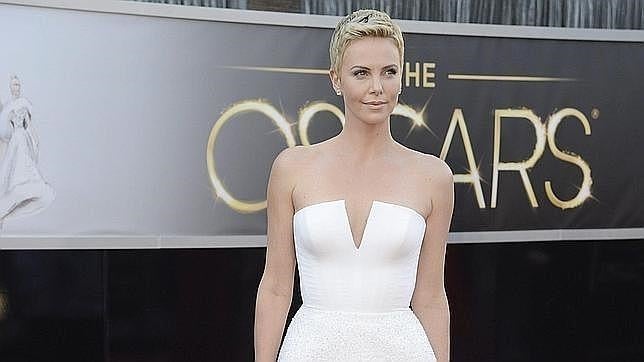 Charlize Theron, avergonzada tras recomendar a Obama «ir a un striptease»