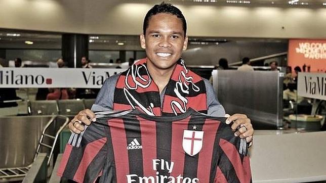 Carlos Bacca posa con su nueva equipación
