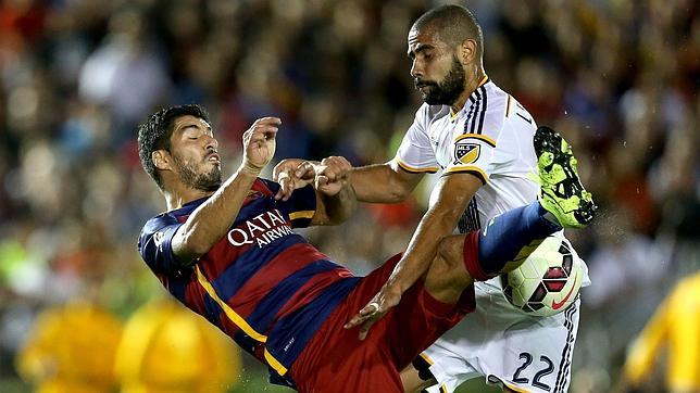 Súarez y Roberto dan primera victoria de pretemporada al Barça