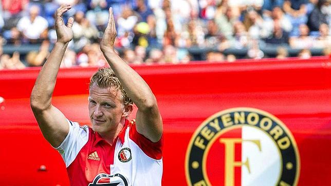 Dirk Kuyt llega en helicóptero a su presentación como jugador del Feyenoord