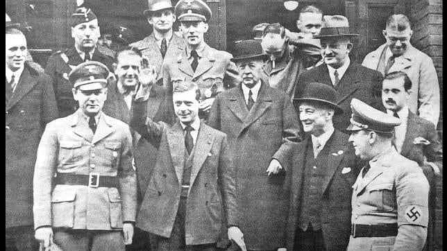 Sale a subasta una foto del duque de Windsor haciendo el saludo nazi en Alemania en 1937