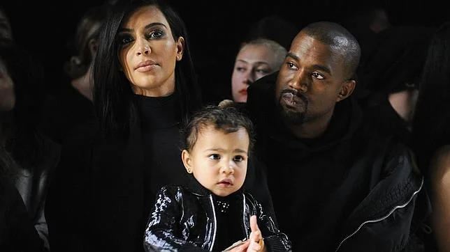 Kardshian, West y su hija en la semana de la moda de París en 2015
