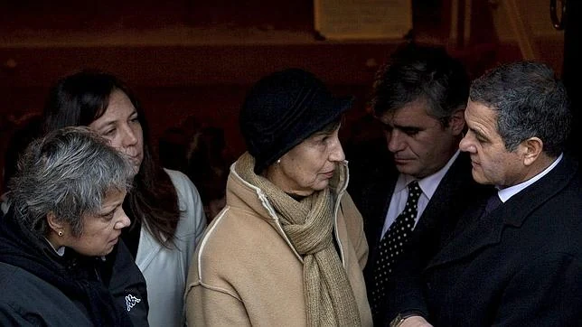 Isabel Allende, hija del fallecido presidente chileno Salvador Allende, conversa conel juez Mario Carroza en 2011