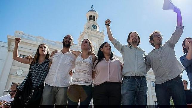 Los alcaldes de Cádiz y Puerto Real, José María González y Antonio Romero, durante un acto de Podemos celebrado en junio en Cádiz con la presencia de Pablo Iglesias