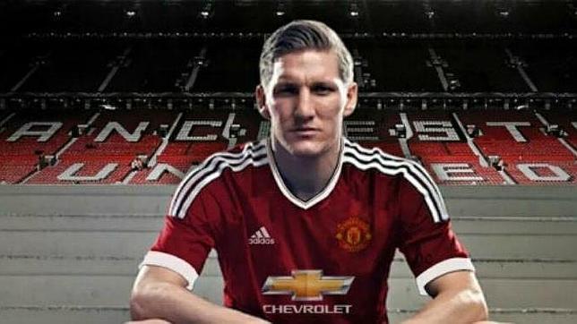 Schweinsteiger posa como jugador del Manchester United