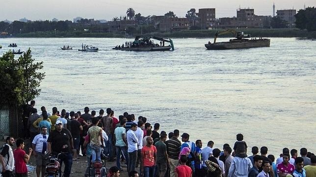 Un grupo de egipcios acude al lugar donde se produjo el hundimiento de un barco en el río Nilo