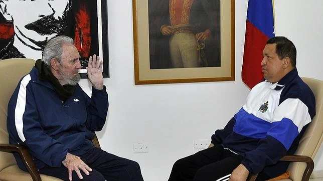 Fidel Castro y Hugo Chávez conversando en La Habana en 2012