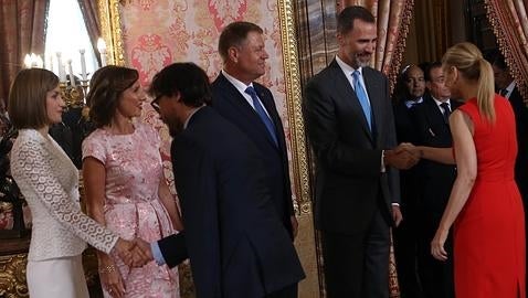 Carmena no acudió al besamanos previoi al almuerzo ofrecido la pasada semana al presidente de Rumanía