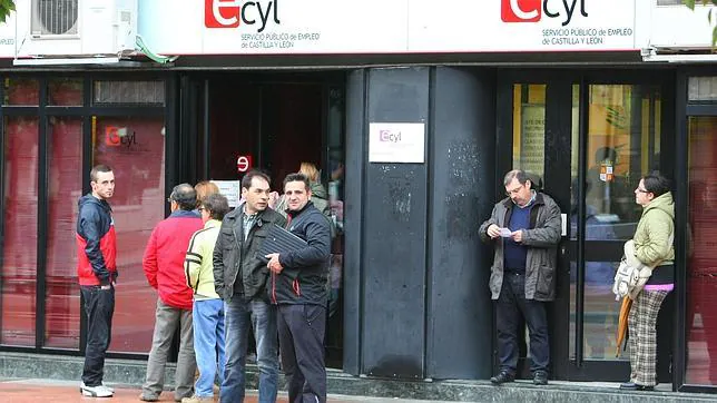 Varias personas frente a una oficina del Ecyl en Ponferrada