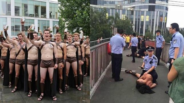 Un grupo de espartanos semidesnudos se enfrenta a la policía china en Beijing