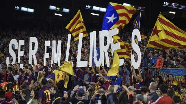 Aficionados del Barcelona muestran esteladas y una pancarta independentista en el Camp Nou