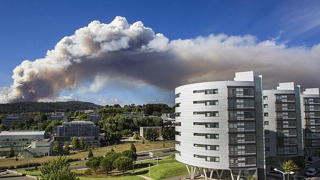 Un incendio en Figueiras obliga a desalojar varias viviendas