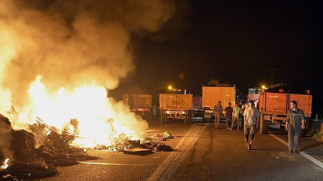 Ganaderos franceses mantienen bloqueadas las carreteras con sus tractores, a la espera del plan del Gobierno