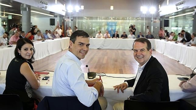 Pedro Sánchez, en una reunión para coordinar políticas de ámbito local