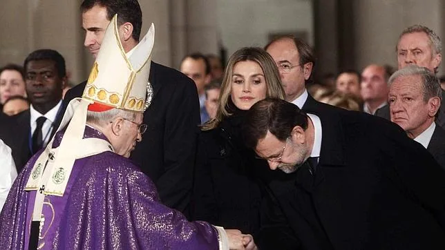 El presidente del Gobierno, Mariano Rajoy, saluda al que fuera cardenal arzobispo de Madrid, Antonio María Rouco Varela