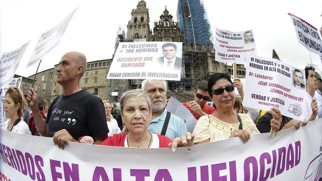 Concentración de afectados por el accidente de Angrois frente a la Catedral de Santiago en el segundo aniversario