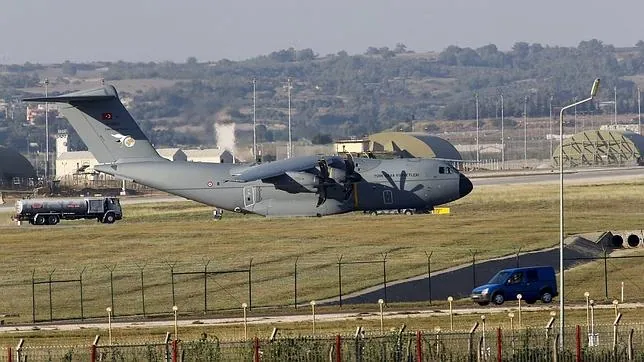 Un avión de la fuerza aérea militar turca en la base de Incirlik, Turquía