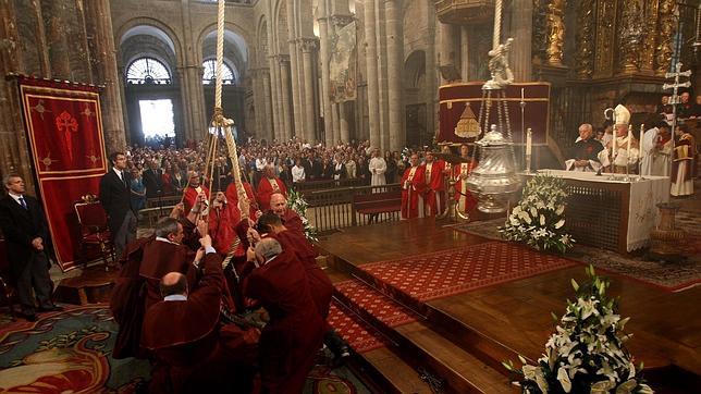 Los tiraboleiros alzan el botafumeiro en la Ofrenda al Apóstol de 2009, pronunciada por Feijóo